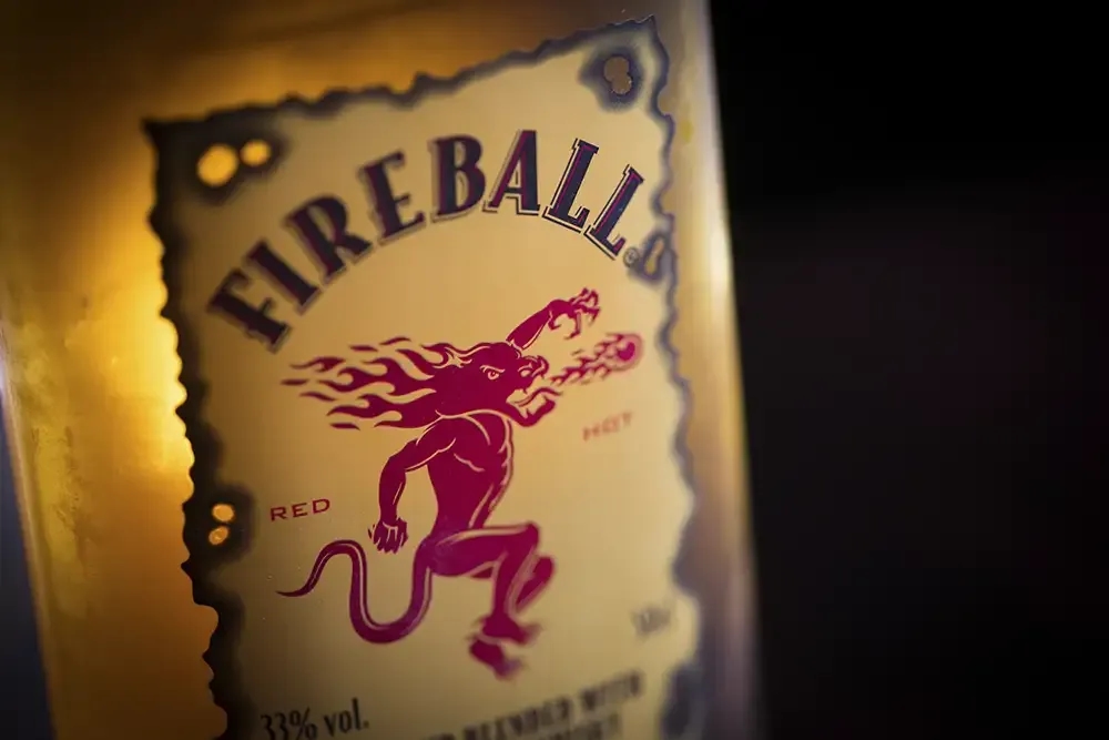 Fireball whisky z czym pić – najlepsze połączenia i przepisy na drinki