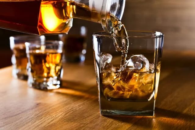Jak podawać whisky, by wydobyć jej pełnię smaku i aromatu
