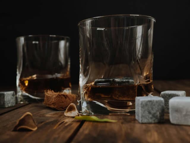 Kamienie do whisky czy warto? Poznaj ich zalety i wady