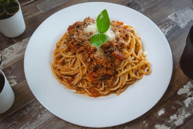 Jak bezpiecznie pasteryzować sos do spaghetti z mięsem mielonym – krok po kroku