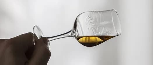 Jak degustować whisky: odkryj sekrety smaku i aromatu trunku